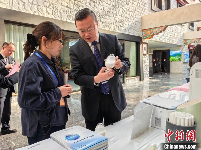 圖為簽約企業(yè)現(xiàn)場(chǎng)推介自己的產(chǎn)品?！≮w延 攝
