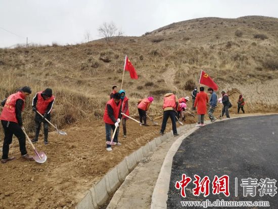 圖為尖扎干部職工生態(tài)建設(shè)和環(huán)境保護(hù)現(xiàn)場(chǎng)。尖宣 供圖
