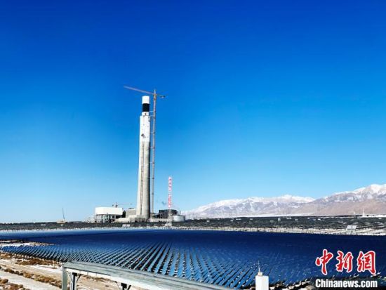 圖為地處柴達(dá)木盆地的光伏電站?！O?！z