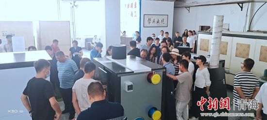 圖為行業(yè)內(nèi)人員進(jìn)行項(xiàng)目參觀。 活動主辦方供圖