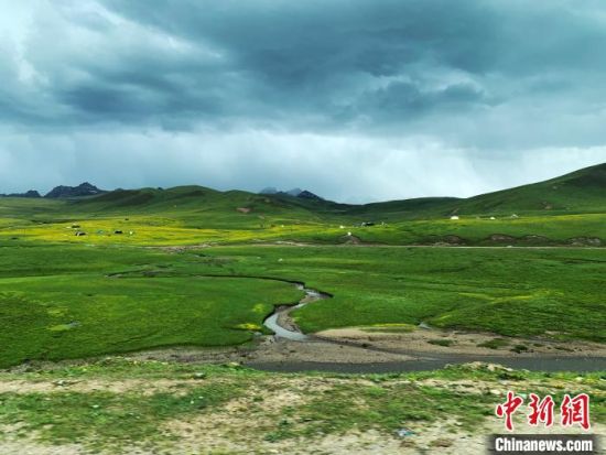 自2005年啟動(dòng)三江源生態(tài)保護(hù)和建設(shè)工程以來，果洛州共治理黑土灘315.11萬畝，使果洛州生態(tài)環(huán)境15年來得到明顯好轉(zhuǎn)?！O睿 攝