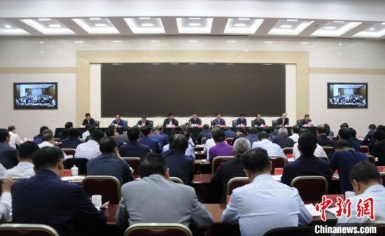  圖為青海省生態(tài)環(huán)境保護(hù)警示教育大會現(xiàn)場?！?zhí)砀！z 　　