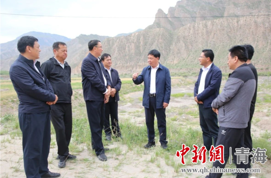 圖為黃南州有關(guān)領(lǐng)導(dǎo)現(xiàn)場踏勘、督導(dǎo)生態(tài)環(huán)保責任落實情況現(xiàn)場。黃宣攝