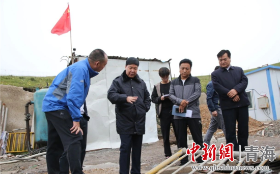 圖為黃南州有關(guān)領(lǐng)導(dǎo)現(xiàn)場(chǎng)踏勘、督導(dǎo)生態(tài)環(huán)保責(zé)任落實(shí)情況現(xiàn)場(chǎng)。黃宣攝