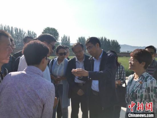 圖為杜德志在基層調(diào)研。受訪者供圖