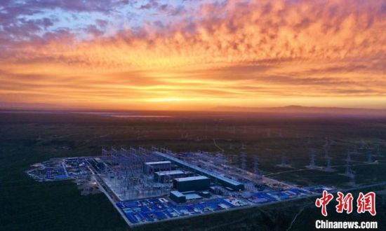 圖為朝霞下的青南換流站。　國網(wǎng)青海檢修公司供圖 　　