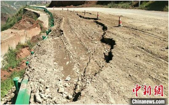 圖為發(fā)生路基下沉滑移險情的路段。果洛公路總段供圖