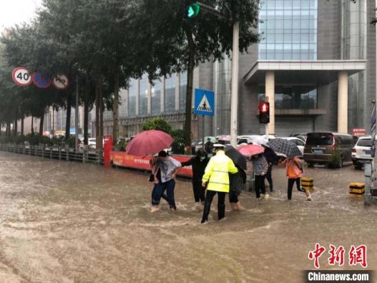8月28日，青海省東部出現(xiàn)強(qiáng)降水天氣過(guò)程，其中西寧地區(qū)出現(xiàn)入汛以來(lái)雨量最大、強(qiáng)度最大的強(qiáng)降水過(guò)程。西寧交警供圖