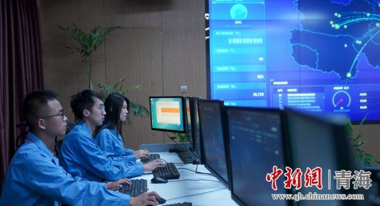 圖為國網(wǎng)青海電力大數(shù)據(jù)中心工作人員正在監(jiān)控綠電相關數(shù)據(jù)。王國棟攝