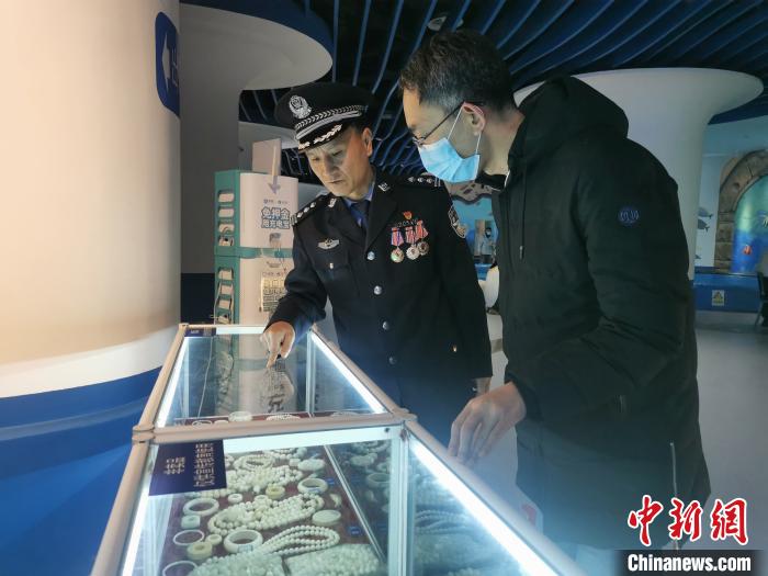 圖為森林警察為游客講解查獲這些象牙制品過(guò)程中發(fā)生的真實(shí)故事?！∥乃碱?攝