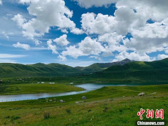 圖為果洛州境內(nèi)的年保玉則。（資料圖）　孫?！z