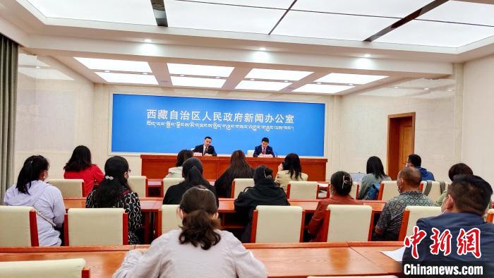 圖為西藏阿里地區(qū)在拉薩召開新聞發(fā)布會，發(fā)布西藏和平解放70年來阿里地區(qū)經(jīng)濟社會發(fā)展成就?！∝暽＠?攝