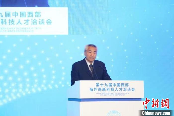 全國政協(xié)副主席、九三學(xué)社中央常務(wù)副主席邵鴻出席論壇并致辭?！∷拇ㄊ∥y(tǒng)戰(zhàn)部供圖