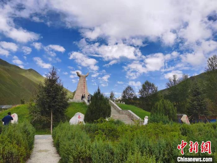 圖為三江源自然保護區(qū)紀念碑。　青海省文化和旅游廳供圖