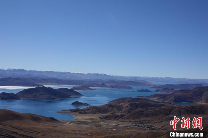 冬日羊卓雍措：湖水湛藍(lán)，如詩如畫