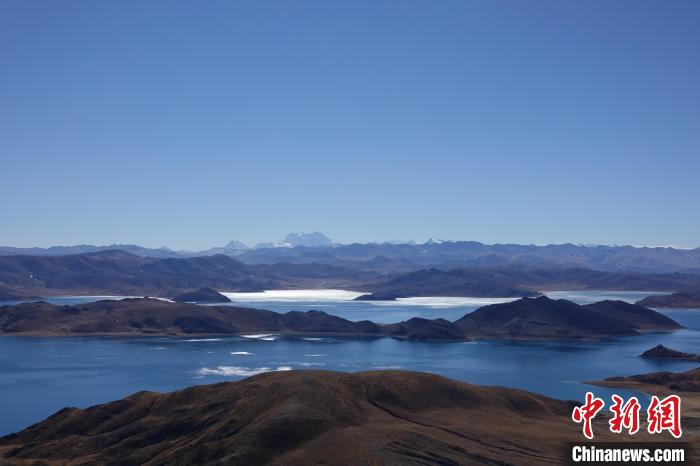 圖為從海拔約5000米的魯日拉觀景臺俯瞰羊湖?！∪轿木?攝