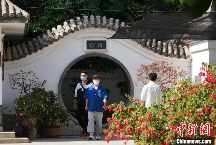 圖為市民在西寧園林植物園內(nèi)觀花賞景?！●R銘言 攝