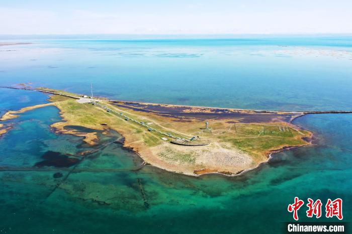 圖為無人機(jī)航拍青海湖。　趙海梅 攝