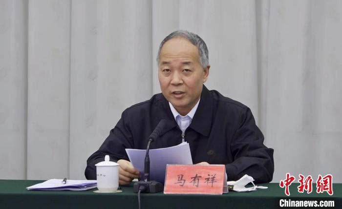 圖為農(nóng)業(yè)農(nóng)村部副部長馬有祥在部省共同打造青海綠色有機(jī)農(nóng)畜產(chǎn)品輸出地推進(jìn)會議上講話?！±罱瓕?攝