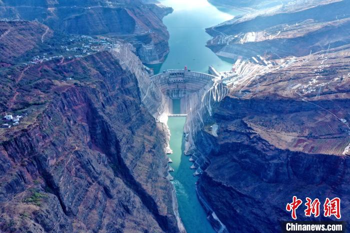 圖為白鶴灘水電站大壩全景圖?！∷娝木止﹫D