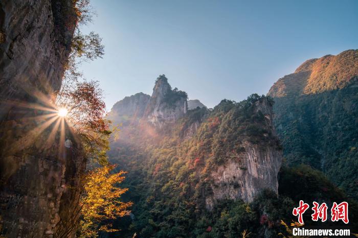 朝霞?！∏貪h忠 攝