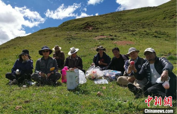 科研團(tuán)隊(duì)在熱魯盆地工作合影?！≈锌圃呵嗖馗咴?供圖