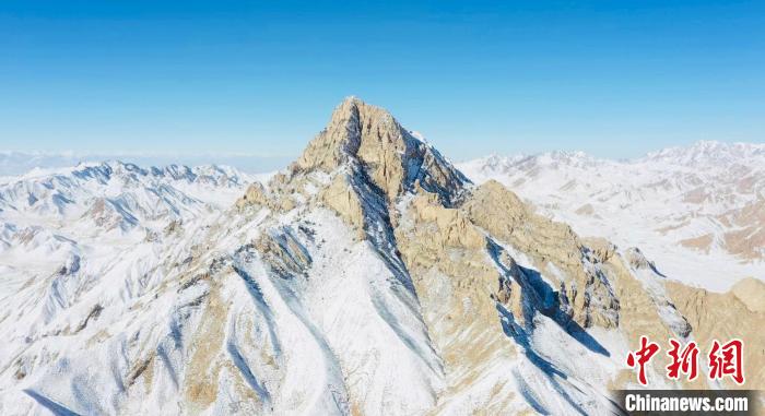 圖為山川被白雪覆蓋。　都蘭縣融媒體中心供圖