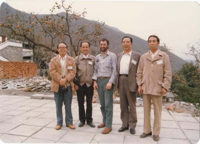 1987年早期脊椎動(dòng)物國際研討會(huì)在中國舉行，劉玉海先生(右一)與中外同行專家合影?！avin Young(澳大利亞) 供圖