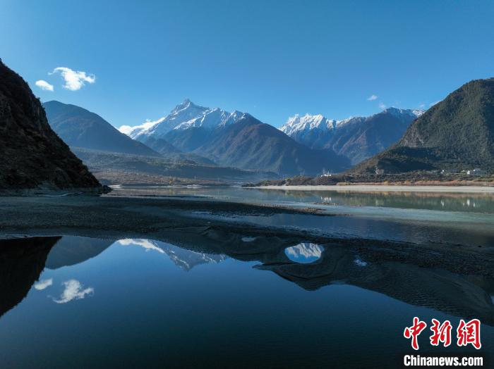 西藏林芝雅魯藏布江和遠(yuǎn)處的雪山?！《拘?攝