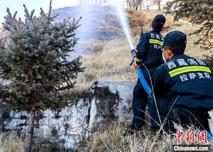 12月6日，布達(dá)拉宮消防救援大隊(duì)在布達(dá)拉宮山體林草區(qū)域開(kāi)展?jié)窕ぷ?。　劉?攝