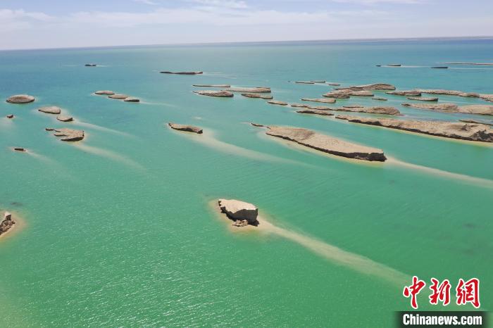 圖為海西州境內(nèi)的水上雅丹風(fēng)光?！≮w凜松 攝