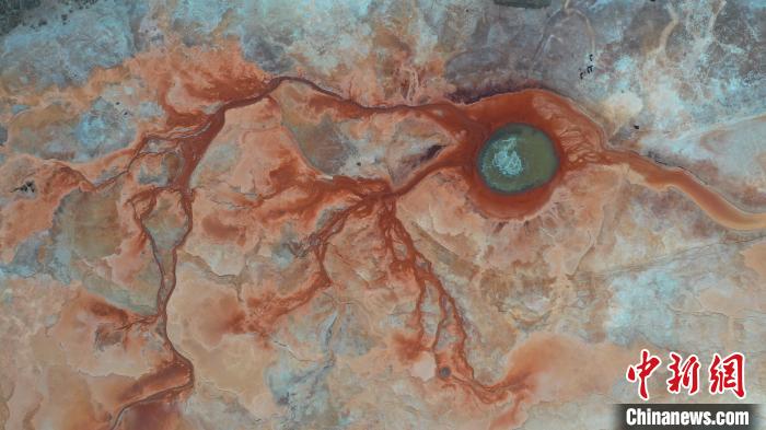 圖為海西州境內(nèi)的“網(wǎng)紅”景點(diǎn)“惡魔之眼”?！≮w凜松 攝