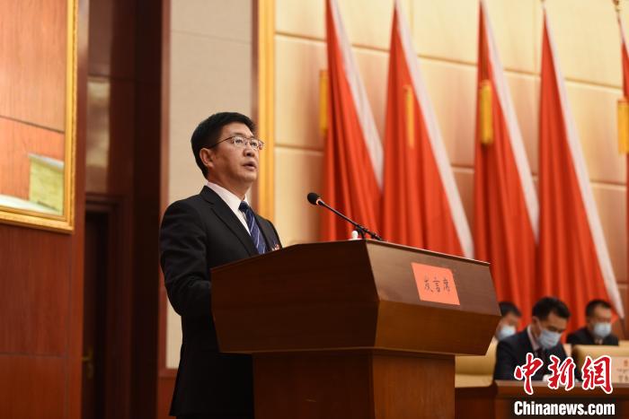圖為青海省果洛州人民政府州長葉萬彬作政府工作報(bào)告?！　《嘟馨盒?攝