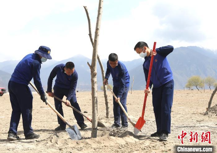 林芝市巴宜區(qū)森林消防中隊志愿服務隊正在平坑。　西繞拉翁 攝