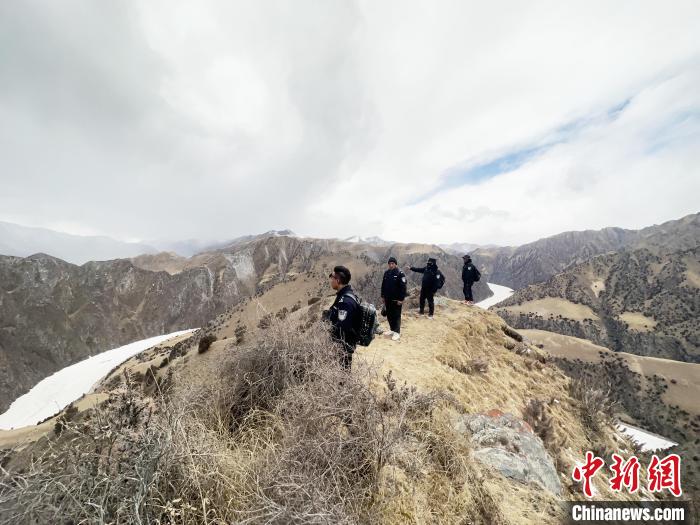 圖為曲麻萊縣崗當(dāng)村的生態(tài)管護(hù)人員開展巡護(hù)。　丁巴達(dá)杰 攝