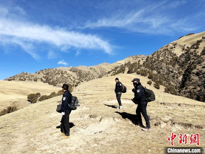 圖為生態(tài)管護(hù)人員開展巡護(hù)?！《“瓦_(dá)杰 攝