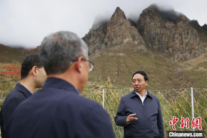 圖為西藏自治區(qū)人大常委會副主任、拉薩南北山綠化指揮部副總指揮江白(右)。　貢確 攝