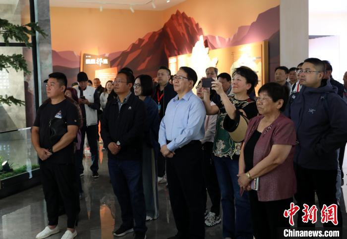 圖為臺(tái)商參訪祁連山國家公園生態(tài)科普館?！⊙Φ?攝