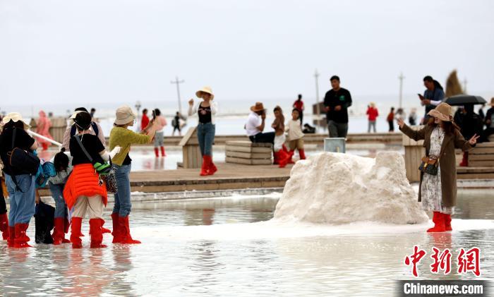 圖為游客在茶卡鹽湖拍照?！⊙Φ?攝