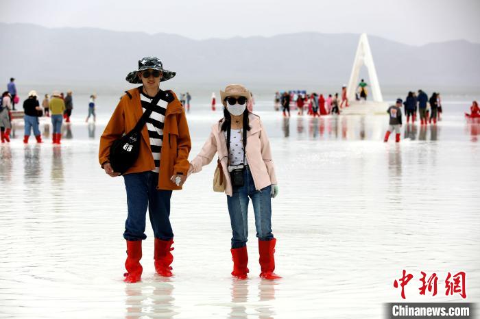 圖為游客在茶卡鹽湖之中?！⊙Φ?攝