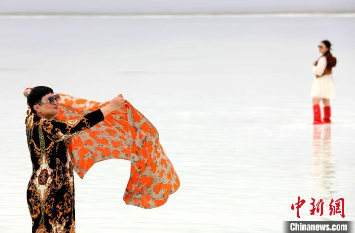 圖為游客在茶卡鹽湖拍照?！⊙Φ?攝