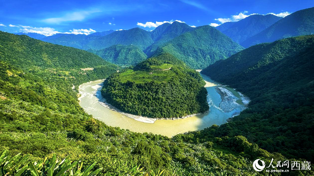 風(fēng)景秀麗、植被繁茂的西藏林芝市墨脫縣果果塘大拐彎。人民網(wǎng)記者 次仁羅布攝