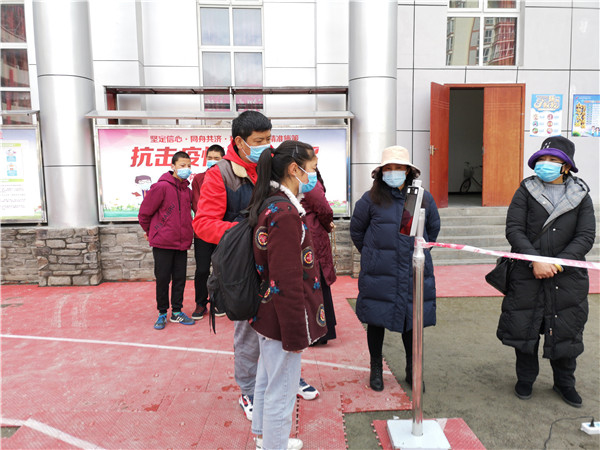 圖片默認標題_fororder_1、學生排隊進入校園-攝影-左斌
