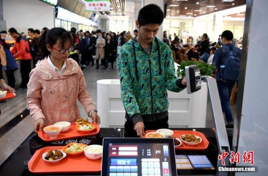 資料圖：某高校食堂學(xué)生在打飯。中新社記者 韓蘇原 攝