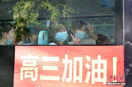 資料圖：2020年7月，廣西南寧沛鴻民族中學(xué)內(nèi)，高三學(xué)生乘坐高考專車前往考點。 中新社記者 俞靖 攝
