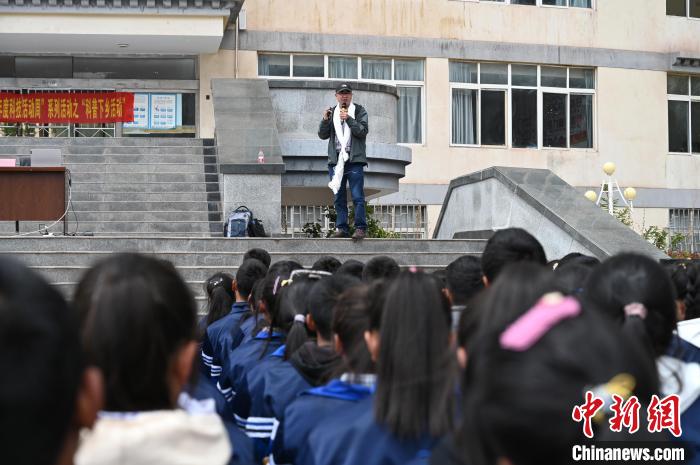 圖為西藏大學(xué)教授寧長春為中學(xué)生授課?！≮w朗 攝