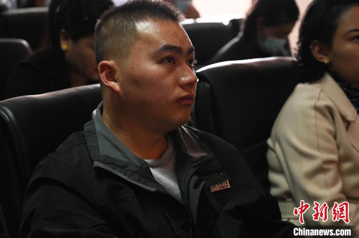 圖為企業(yè)工作人員參加講座?！≮w朗 攝