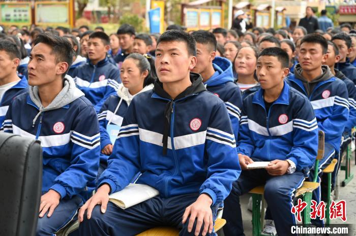 圖為昌都市第五高級中學(xué)學(xué)生參加授課?！≮w朗 攝