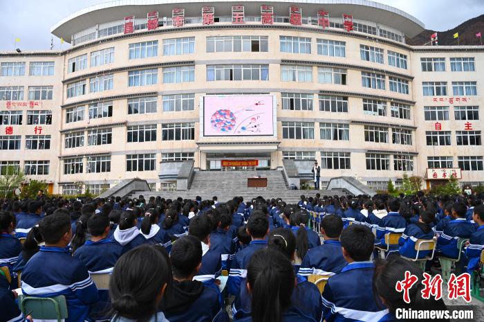 圖為昌都市第五高級中學(xué)全體學(xué)生參加授課?！≮w朗 攝
