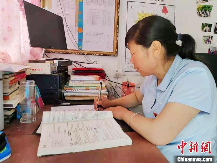 甘肅環(huán)縣“全能老師”堅守“麻雀學?！保簩W生在，我就在